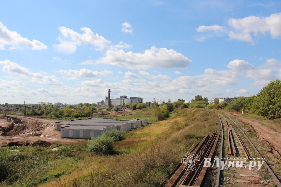  На месте строительства путепровода ведутся работы (фото)