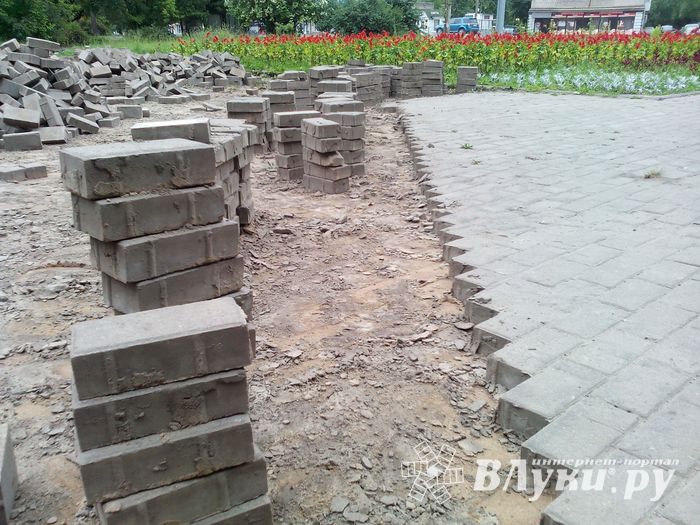 Карцево в Великих Луках мостят (ФОТО)