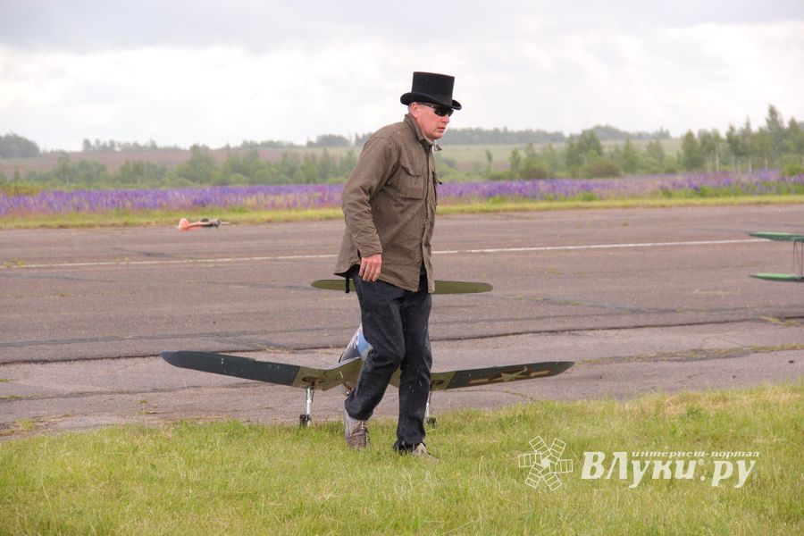 В Великих Луках проходит 7-й Фестиваль авиамодельного спорта (ФОТО)