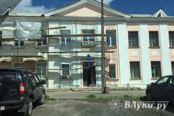 В Великих Луках ремонтирую фасад школы №2 (ФОТО)