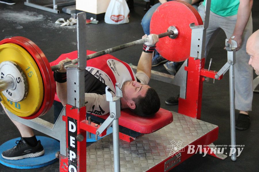 В Великих Луках состоялись Чемпионат и Первенство Псковской области по жиму штанги лежа (ФОТО)