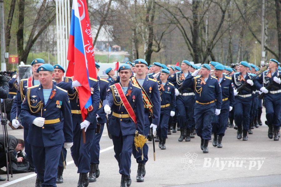 В Великих Луках прошел Парад Победы (ФОТО)