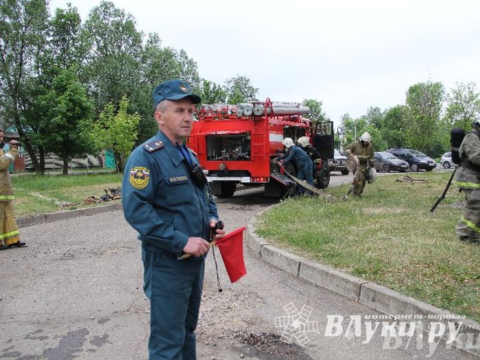 В Великих Луках прошли областные соревнования среди пожарных по спасению пострадавших