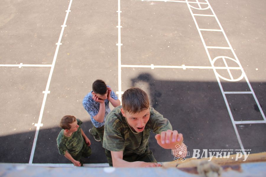 В Великих Луках в 10 лицее «освободили» заложников (ФОТО)
