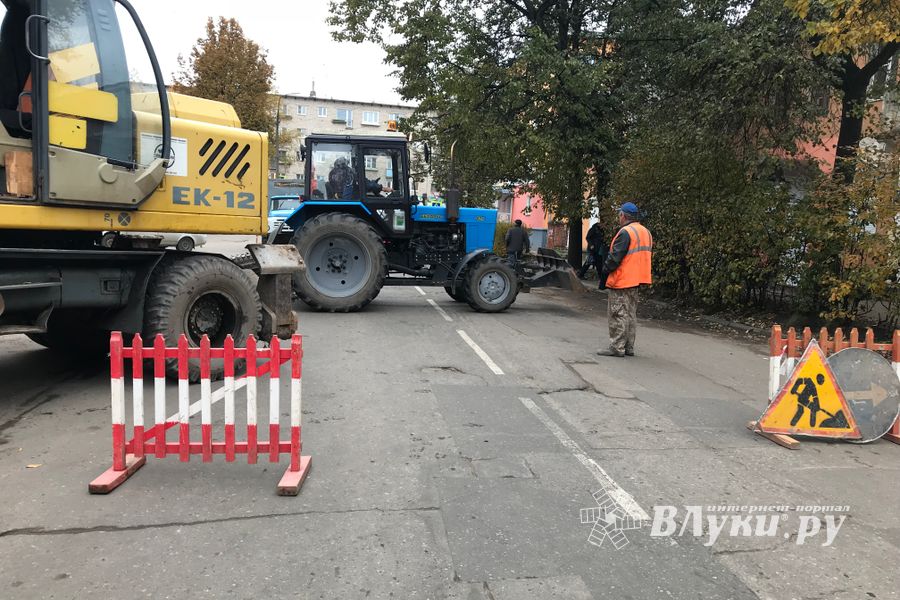 Из-за аварии водопровода перекрыт участок улицы Л. Толстого в Великих Луках (ФОТО)