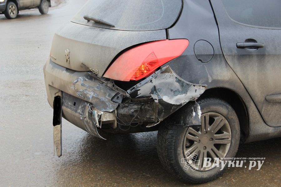 Фотофакт: ​В Великих Луках столкнулись Пежо и такси 