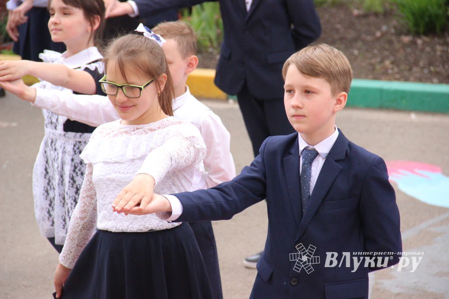 Ученики школы №13 попрощались с начальной школой (ФОТО, ВИДЕО)