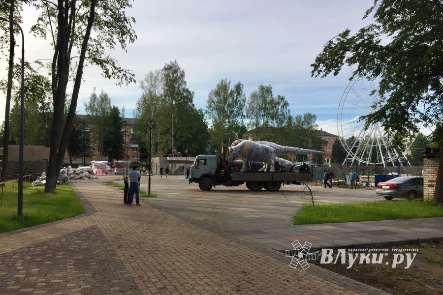 В Великие Луки завезли динозавров (ФОТО)