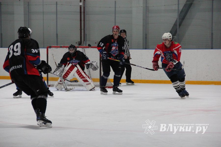 Памятный турнир по хоккею прошел в великолукском «Айсберге» (ФОТО)