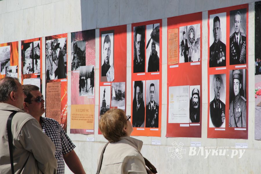 9 мая в Великих Луках. Шествие и салют