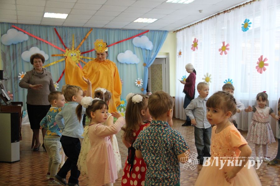 Малыши сада №1 поздравили мам и бабушек с 8 марта