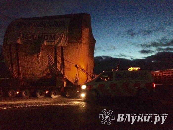 Автопоезд с грузом для Белорусской АЭС прибыл в Великие Луки (ФОТО + ВИДЕО)