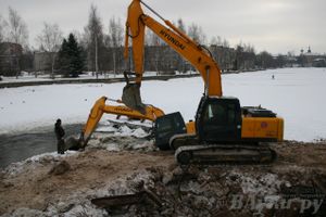 Падение экскаватора в воду рабочие назвали «штатной ситуацией»