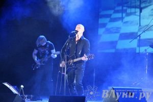 В Великих Луках состоялся концерт Дениса Майданова