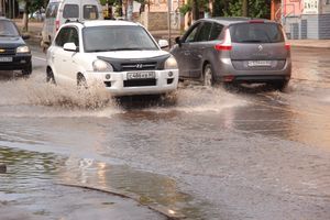 И плывем, и плаваем – Великие Луки после ливня (ФОТО)