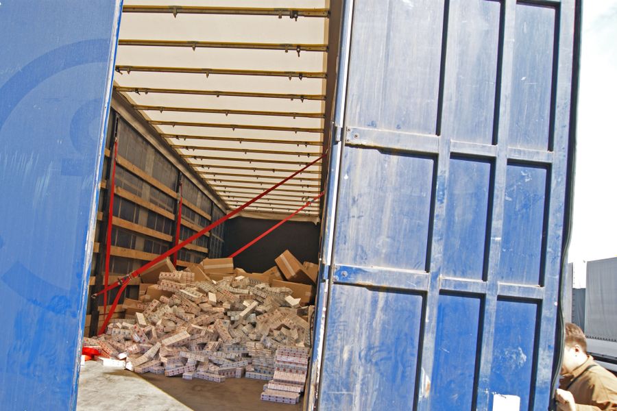 В Псковской области пресечена контрабанда свыше шестидесяти тысяч пачек сигарет (фото)