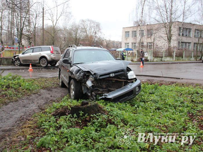 В Великих Луках столкнулись два внедорожника