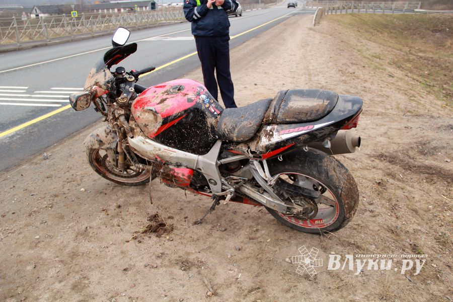 ДТП на трассе М-9: дорожные рабочие и гости из Волгограда (ФОТО)