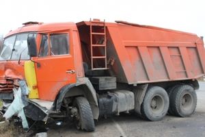 В Пскове водитель «КАМАЗа» не пропустил автомобиль «Хёндай», 2 человека погибли (фото)