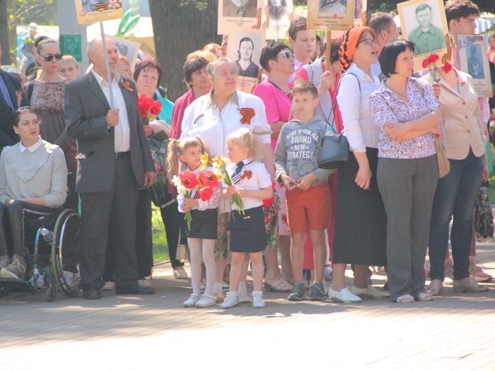 По центральному проспекту Великих Лук прошёл  «Бессмертный полк» (0+) (ФОТО)
