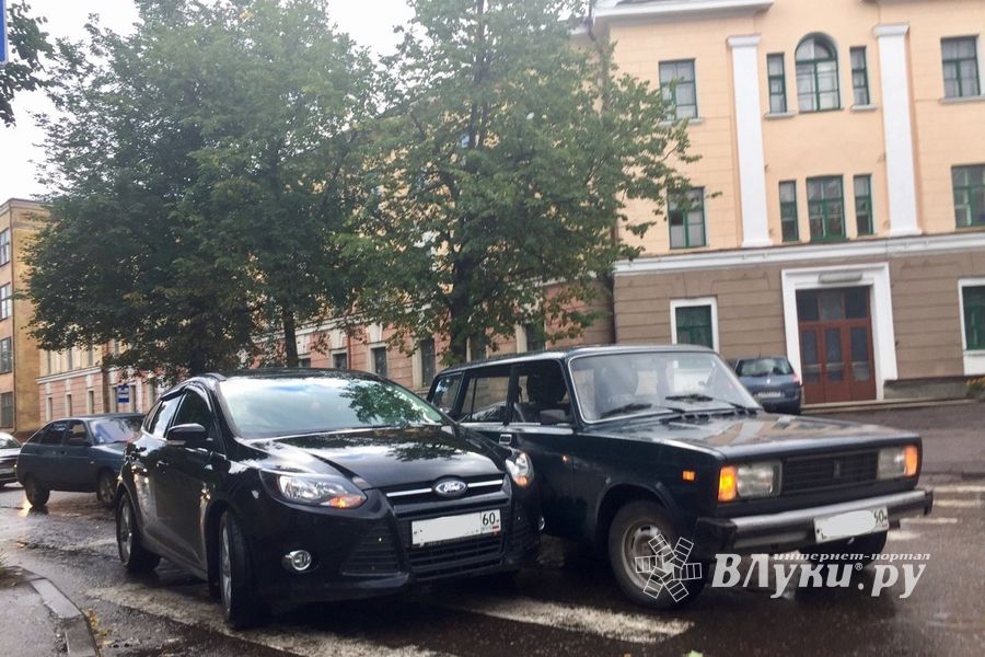 ДТП в Великих Луках на ул. Некрасова (ФОТО)