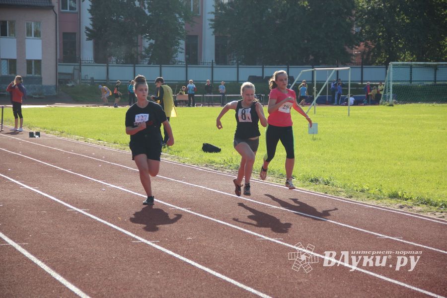 В Великих Луках проходят соревнования «Шиповка юных» (ФОТО)