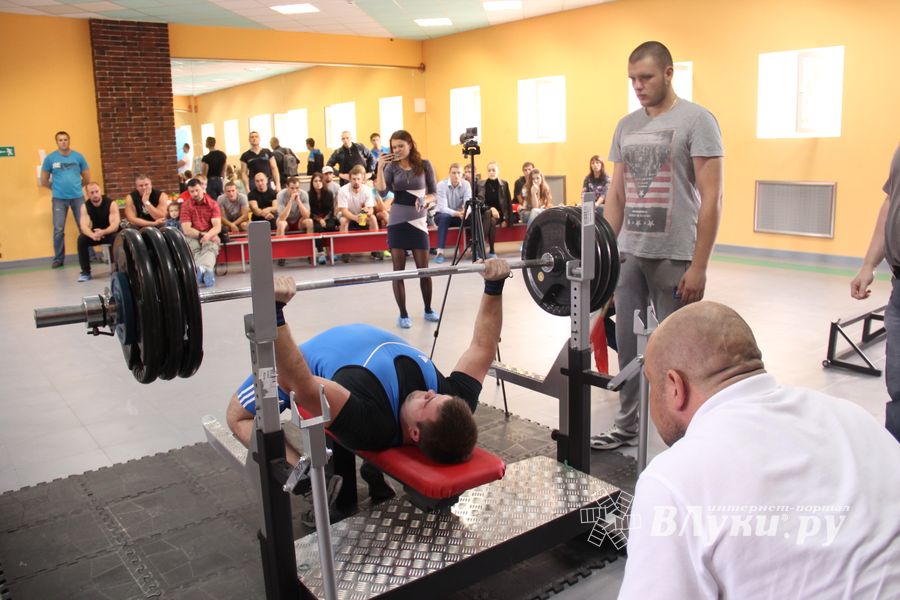 В Великих Луках прошел открытый городской турнир по пауэрлифтингу (фото)