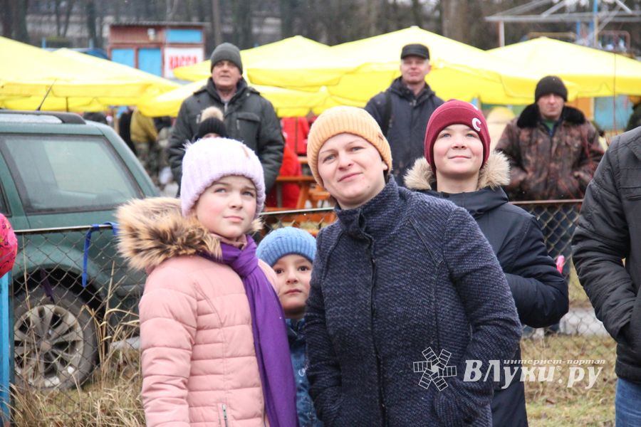 В Великих Луках сожгли Масленицу (фото)
