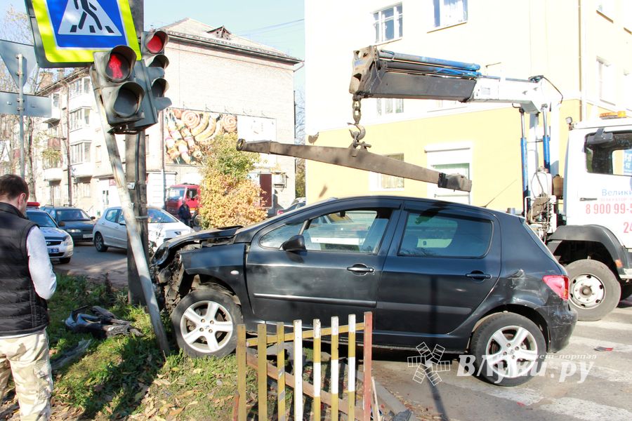 ДТП на перекрёстке Великих Лук: Peugeot увёз эвакуатор (ФОТО)