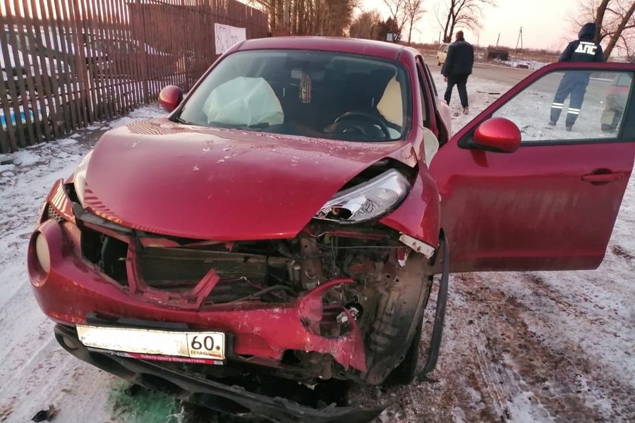 Лобовое столкновение двух автомобилей в Великолукском районе (ФОТО)