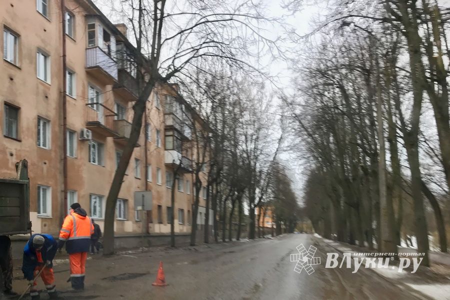 На ул. Пушкина в Великих Луках идет ямочный ремонт (ФОТО)