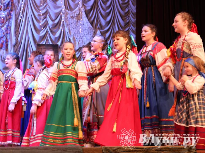 Рождественский концерт ансамбля «Заряница» прошел в Великих Луках (фото)