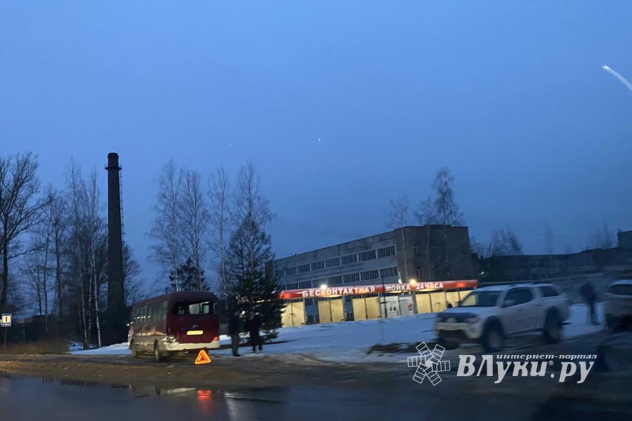 В Великих Луках столкнулись автобус и грузовик (ФОТО)