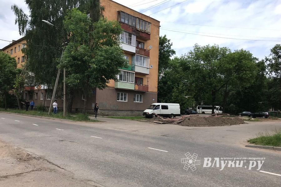 В Великих Луках «вскрывают» дворы (ФОТО)