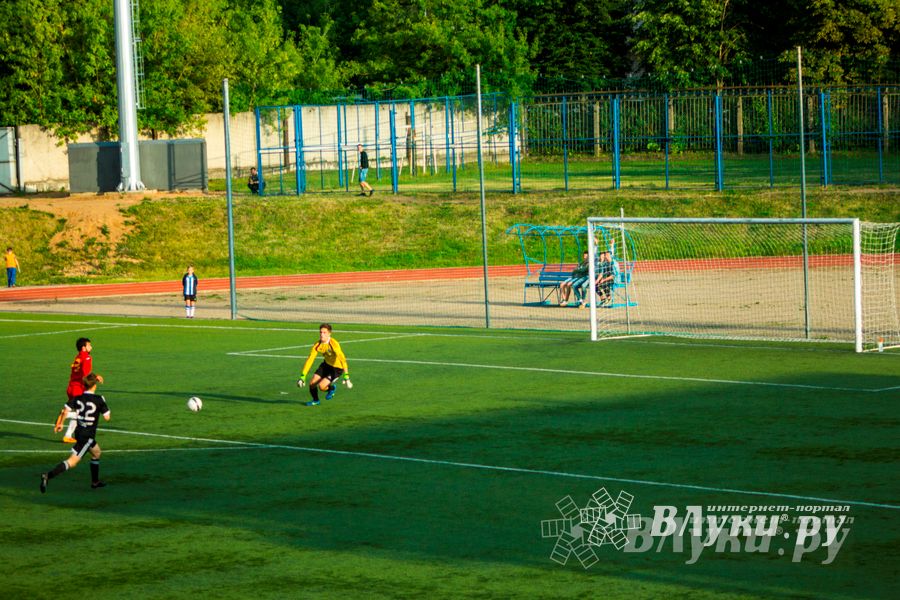 Матчи по футболу в рамках Первенства России проходят в Великих Луках (фото)