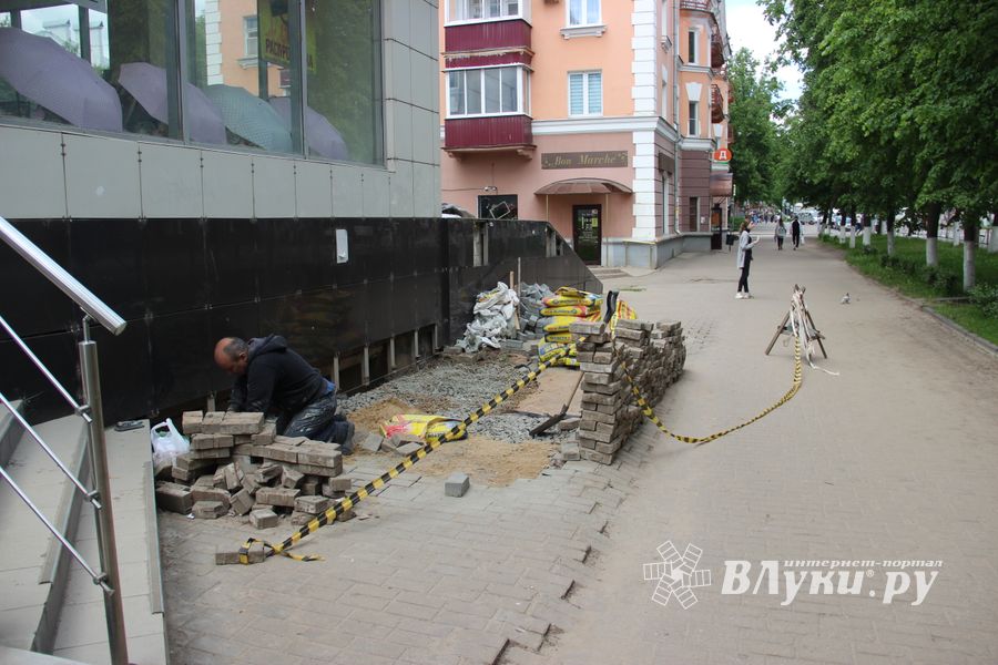 Устали ждать обещанного от властей Великих Лук и взяли дело в свои руки (ФОТО)
