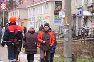 Негабаритный автопоезд вновь следует по улицам Великих Лук