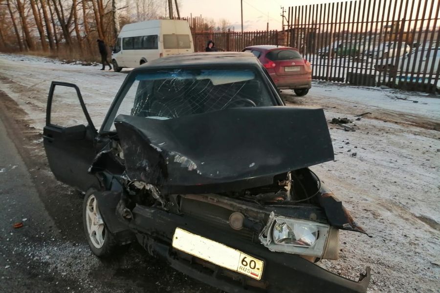 Лобовое столкновение двух автомобилей в Великолукском районе (ФОТО)