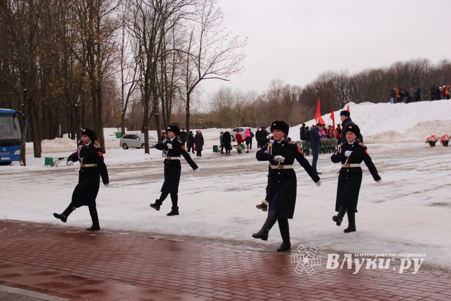 У Вечного огня в Великих Луках прошёл торжественный митинг (фото)