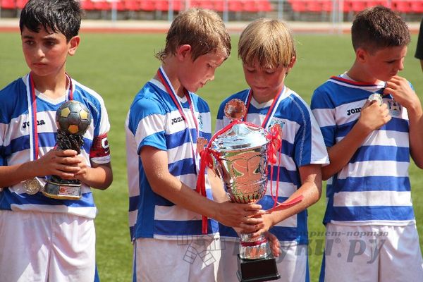 Юные футболисты из Калининграда стали победителями турнира «Локобол» в Великих Луках (фото)