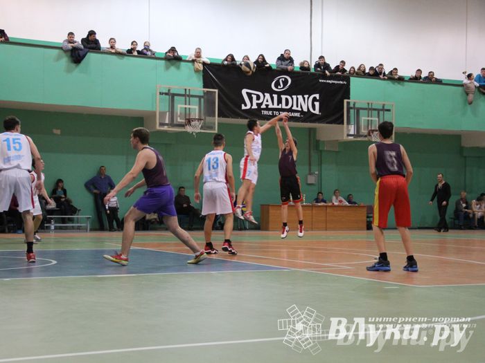 В Великих Луках прошли финальные игры муниципального этапа «КЭС-Баскет» (фото)