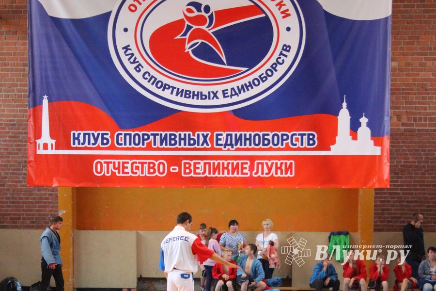 В Великих Луках проходит турнир по самбо (ФОТО)