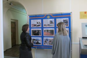 С фотовыставкой, посвященной 25-летию МЧС, продолжают знакомиться жители Великих Лук (фото)