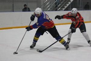 Хоккеисты «ЛукиСпорт» чествуют сразу двух юбиляров (ФОТО)