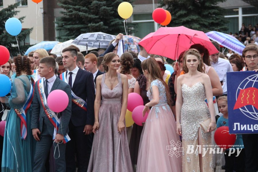 Великолукской «Бригантине» пришлось поплавать под дождём (ФОТО)