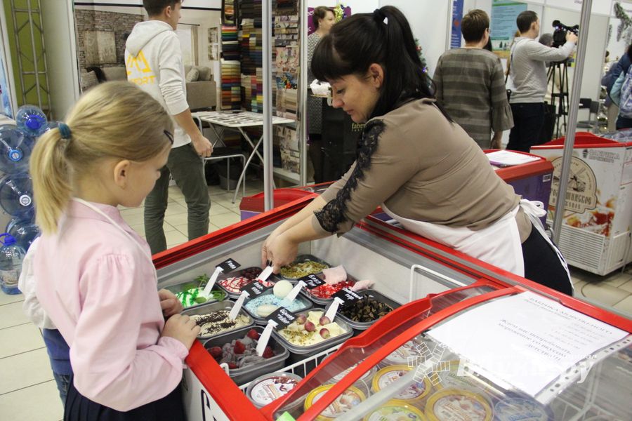 В Великих Луках открылась 10-я универсальная выставка (ФОТО)