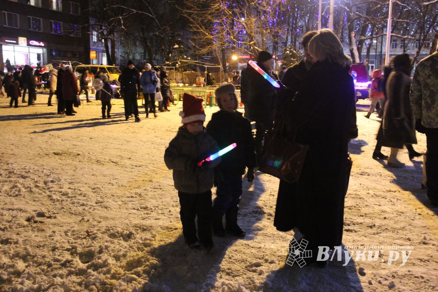 В Великих Луках зажглась новогодная ёлка (ФОТО)