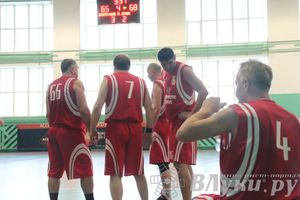 Баскетболисты Великих Лук сыграли со сборной Дмитрова