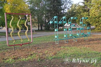 В Великих Луках продолжается реконструкция сквера на площади Калинина (фото)