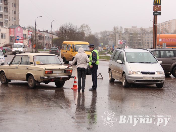 Ну не умеют в Великих Луках ездить по кольцу